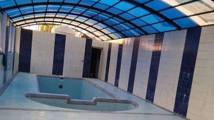 Swimming pool and jacuzzi construction steps